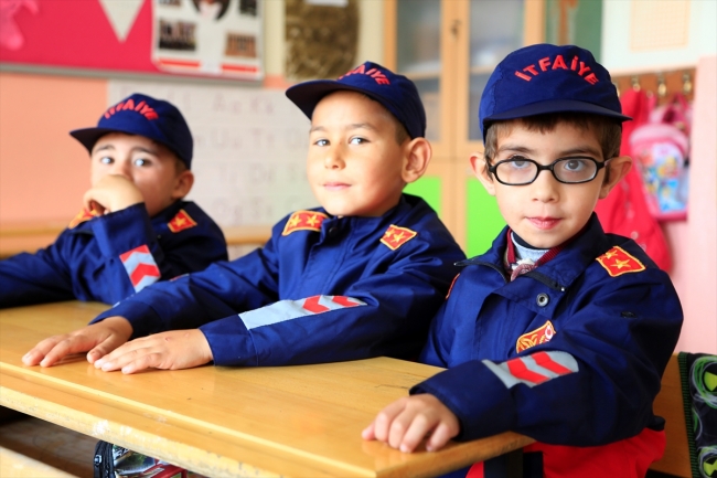 Kısmi görme engelli öğrencinin hayalini itfaiye ekipleri gerçekleştirdi